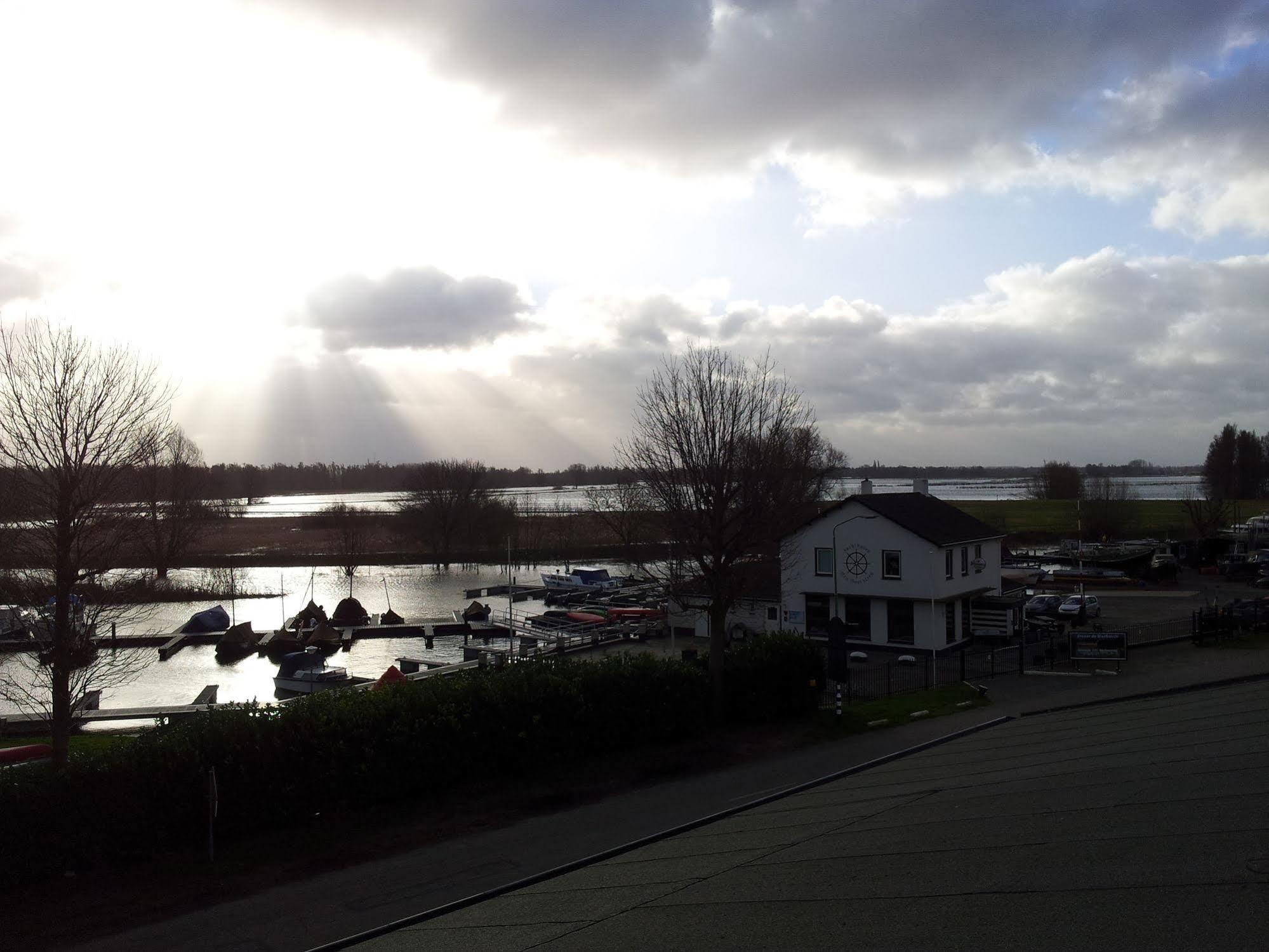 De Brabantse Biesbosch Hotel Werkendam Kültér fotó
